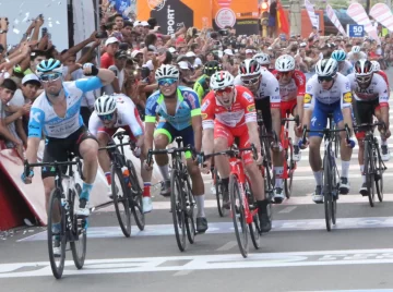 Rudy Barbier se quedó con la primera etapa en un impresionante embalaje Rudy Barbier se quedó con la primera etapa en un impresionante embalaje