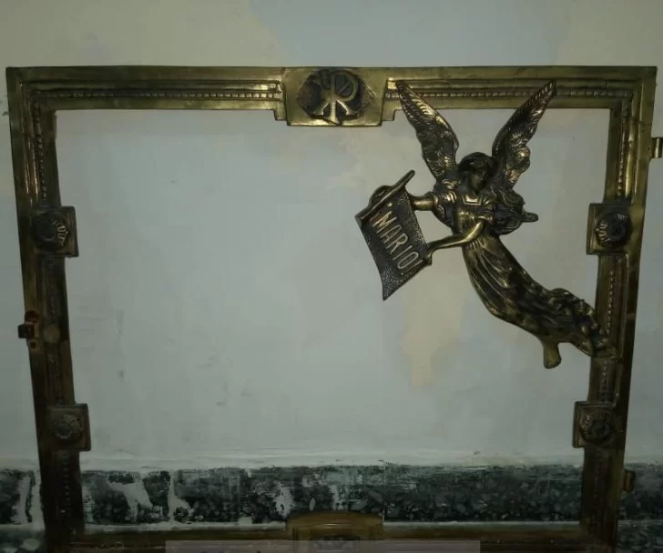 Dos jóvenes fueron sorprendidos robando marcos del cementerio de Ullum Dos jóvenes fueron sorprendidos robando marcos del cementerio de Ullum