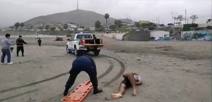 Como en Los Simpson, durante un simulacro se les cayó la víctima a los rescatistas Como en Los Simpson, durante un simulacro se les cayó la víctima a los rescatistas