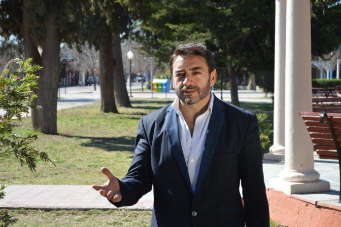 “Dejen de sacar fotitos haciendo boludeces”: un intendente prohibió a municipales usar las redes “Dejen de sacar fotitos haciendo boludeces”: un intendente prohibió a municipales usar las redes