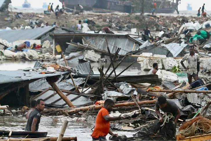 Al menos 24 muertos y 8 desaparecidos por un ciclón en Bangladesh