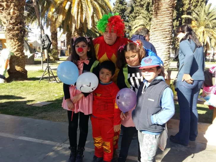 Una familia jachallera lustra zapatos a cambio de juguetes para celebrar el Día del Niño Una familia jachallera lustra zapatos a cambio de juguetes para celebrar el Día del Niño