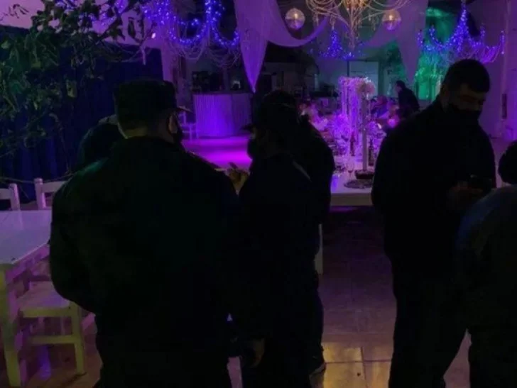 Aprovechó que sus padres no estaban en casa y organizó una fiesta clandestina