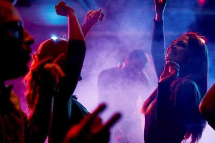 Clausuraron un boliche y aprehendieron a tres personas por ofensas y escándalo público