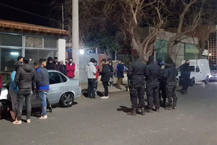 Más de 20 adultos y varios menores celebraban un cumpleaños de 15: hay 23 detenidos