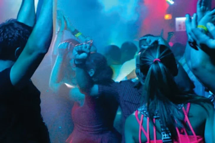 Coronavirus: 54 casos y 800 aislados por fiestas de egresados en Córdoba