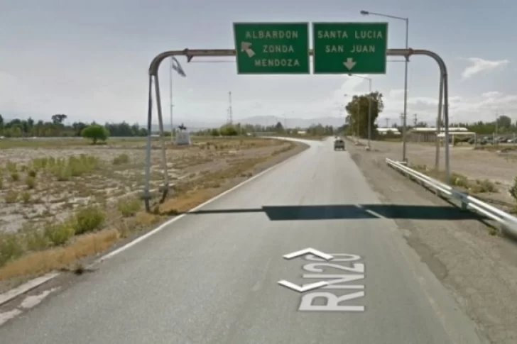 Monumento al Gaucho: dos jóvenes terminaron en el hospital tras chocar en su moto con un auto
