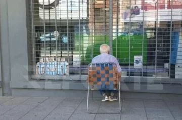 Conmovedor: un anciano miró el partido de Argentina solo frente a una vidriera Conmovedor: un anciano miró el partido de Argentina solo frente a una vidriera