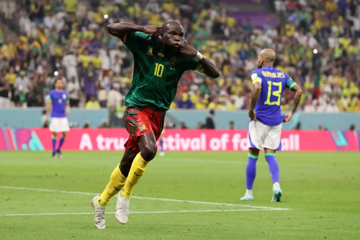 Camerún le dio un revés histórico a Brasil, que igual finalizó primero