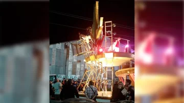Se desplomó una grúa en pleno Carnaval de Gualeguaychú: dos personas están graves Se desplomó una grúa en pleno Carnaval de Gualeguaychú: dos personas están graves