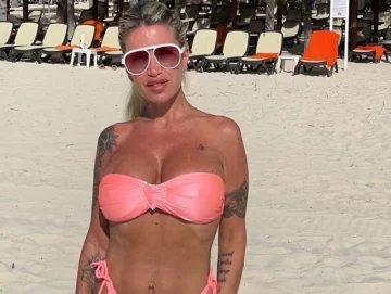 Florencia Peña lució en su luna de miel una malla súper cavada y escotada Florencia Peña lució en su luna de miel una malla súper cavada y escotada