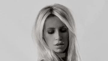 Florencia Peña lució una malla enteriza extrema: abertura XL, súper cavada y lolas a la vista