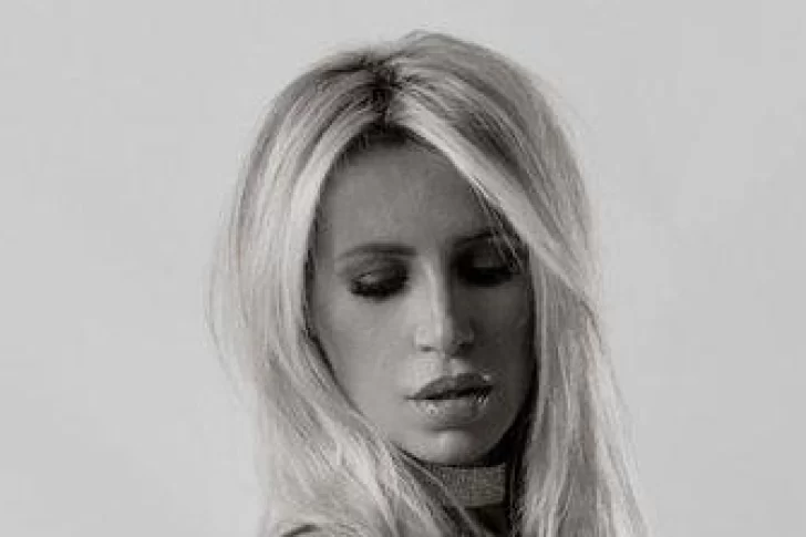 Florencia Peña lució una malla enteriza extrema: abertura XL, súper cavada y lolas a la vista