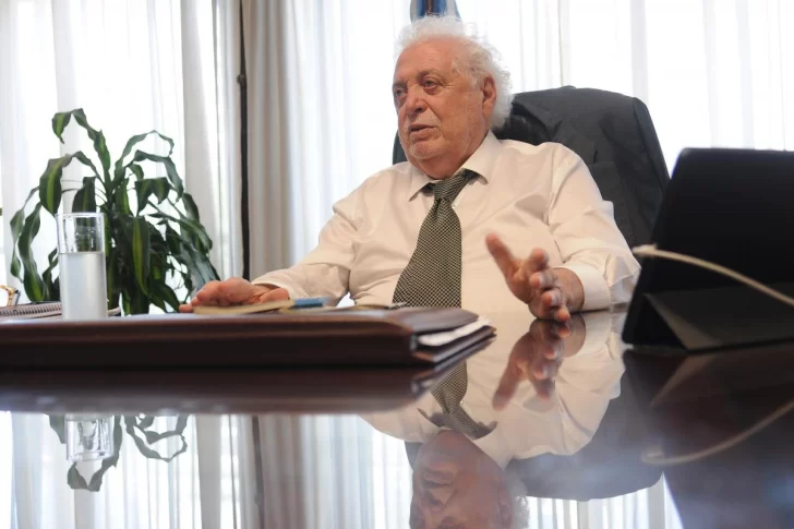 Analizan cámaras de seguridad para saber si el vacunatorio VIP estaba en el despacho de Ginés