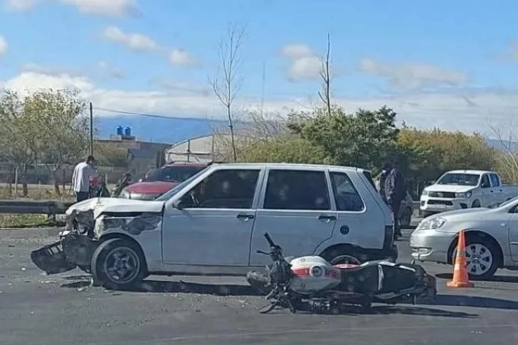 El conductor de un auto esta vez se llevó la peor parte tras impactar contra una moto