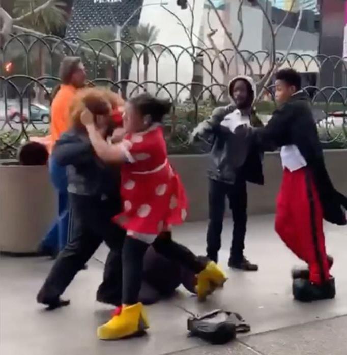 Minnie Mouse le dio una paliza a una agente de seguridad en plena vía pública