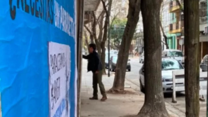Pillaron a Alfredo Casero realizando una pintada sobre un cartel de Leanardo Santoro