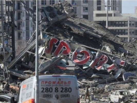 La guerra, más presente en Kiev: bombardeo ruso a un centro comercial dejó 8 muertos La guerra, más presente en Kiev: bombardeo ruso a un centro comercial dejó 8 muertos