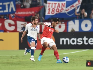 El Estudiantes de Emmanuel Mas se trajo un valioso empate de Uruguay