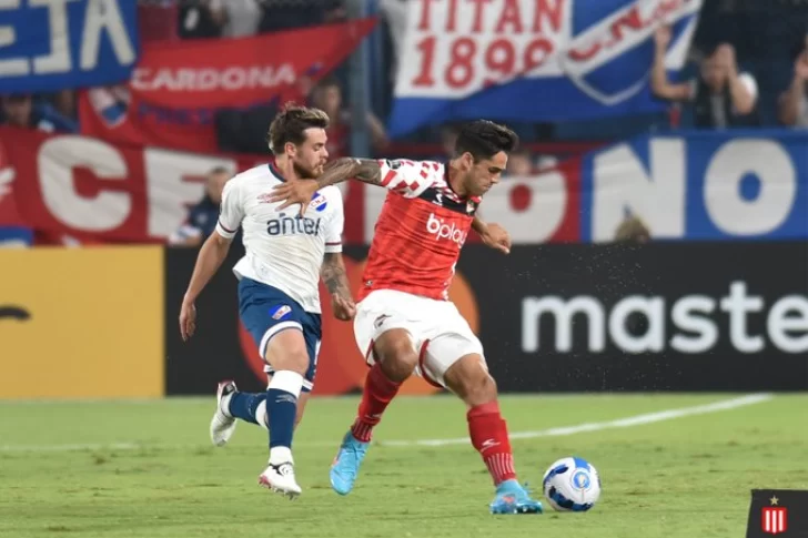 El Estudiantes de Emmanuel Mas se trajo un valioso empate de Uruguay