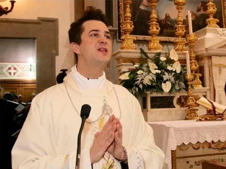 Un cura usaba la limosna para comprar drogas y hacer fiestas sexuales Un cura usaba la limosna para comprar drogas y hacer fiestas sexuales