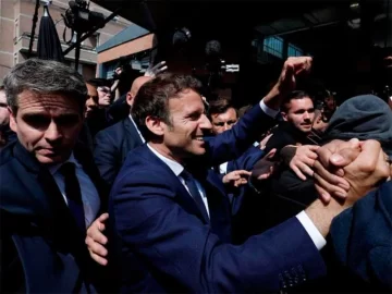 Lanzaron una lluvia de tomates a Macron en el primer desplazamiento tras su reelección Lanzaron una lluvia de tomates a Macron en el primer desplazamiento tras su reelección