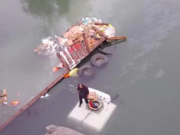 Neuquén: un camión se cayó a un río y la gente se tiró para robar la mercadería