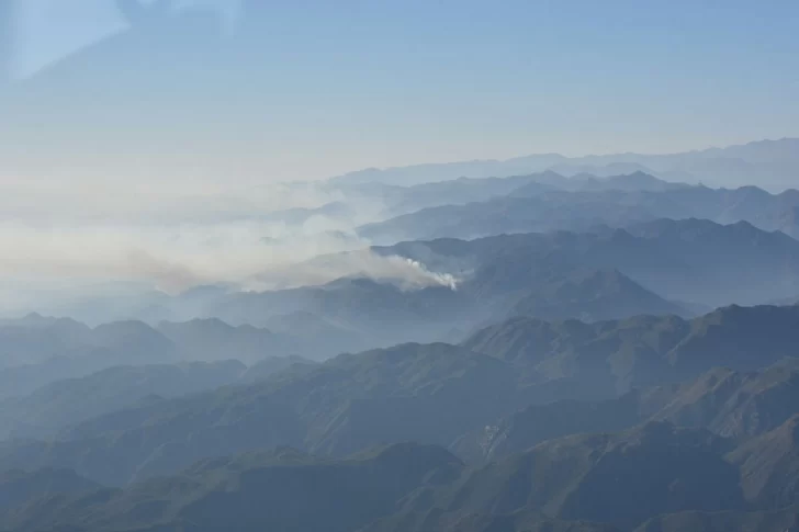Continúan activos los focos de incendios forestales en Río Negro y Chubut