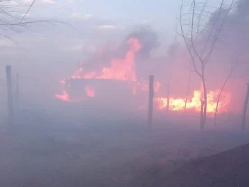 Un gran incendio dejó con lo puesto a una familia de Rawson