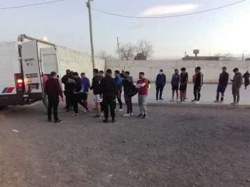 Casi 30 detenidos por jugar al fútbol en una unión vecinal de Rawson Casi 30 detenidos por jugar al fútbol en una unión vecinal de Rawson