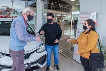 Señor González entregó el 50% de un Toyota Etios al ganador del sorteo “Club de Amigos Señor González” Señor González entregó el 50% de un Toyota Etios al ganador del sorteo “Club de Amigos Señor González”