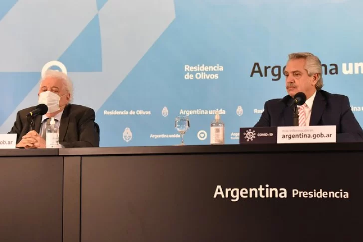 Deciden postergar el vuelo a Rusia hasta que la vacuna sea apta para mayores de 60 años