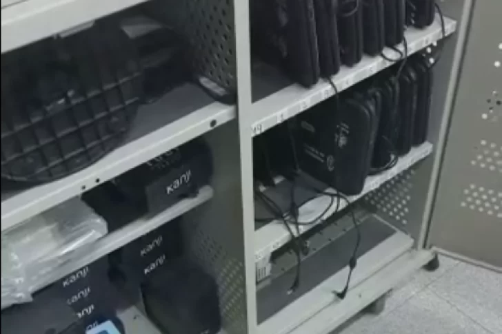 Debía solucionar problemas de internet en una escuela y aprovechó para robar netbooks