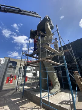 La estatua de Gallardo llegó al Monumental y será inaugurada en una fecha especial La estatua de Gallardo llegó al Monumental y será inaugurada en una fecha especial