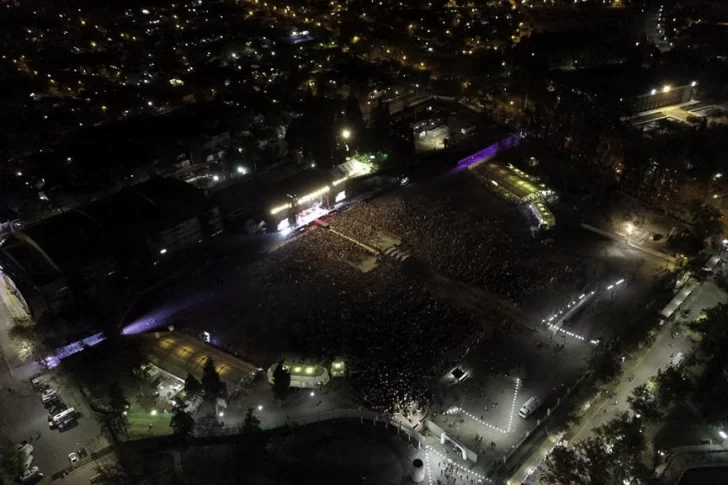 Impresionantes tomas aéreas del escenario principal de la segunda noche de la Feria