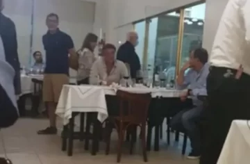 A Ginés le gritaron “roba vacunas” y se tuvo que ir de un restaurante A Ginés le gritaron “roba vacunas” y se tuvo que ir de un restaurante