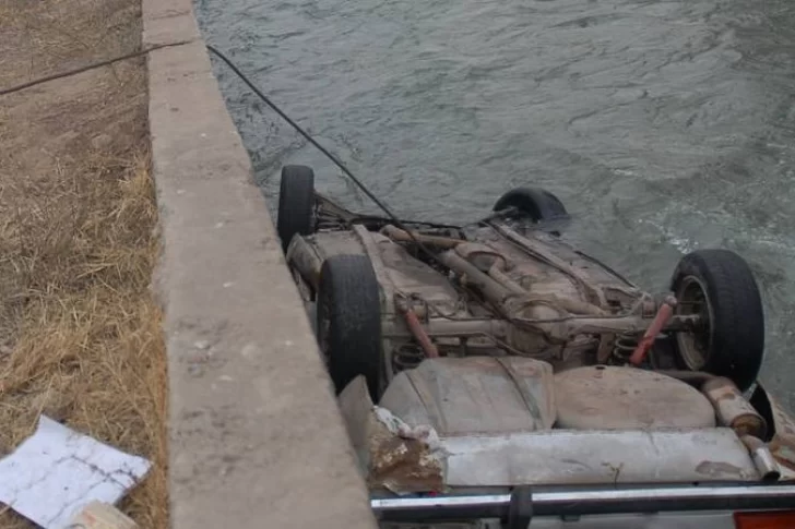 Se quedó sin nafta, empujó su auto en estado de ebriedad y se le cayó al canal