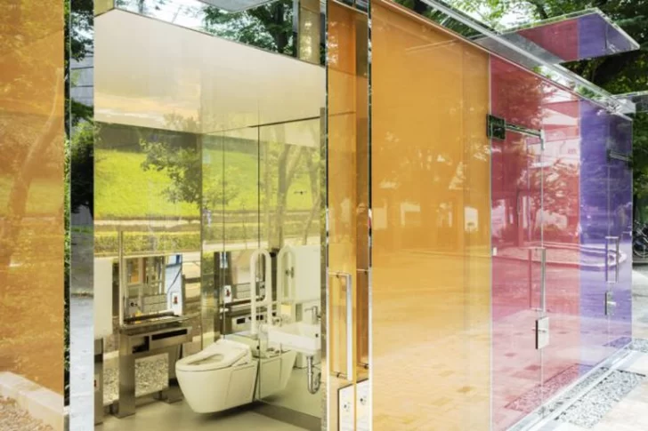 El sorprendente éxito de los baños transparentes de Tokio