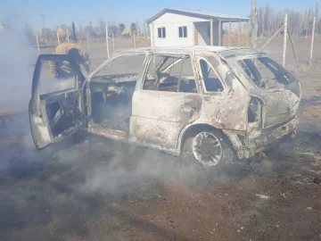 Por una falla eléctrica, se le incendió completamente el auto