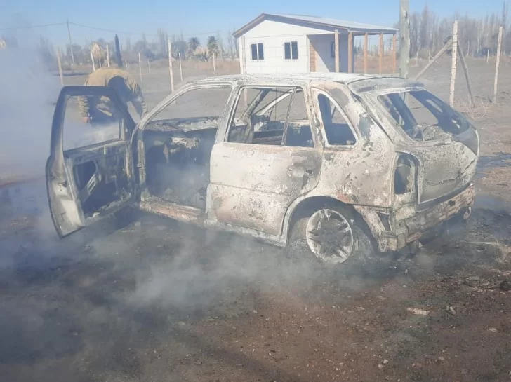 Por una falla eléctrica, se le incendió completamente el auto