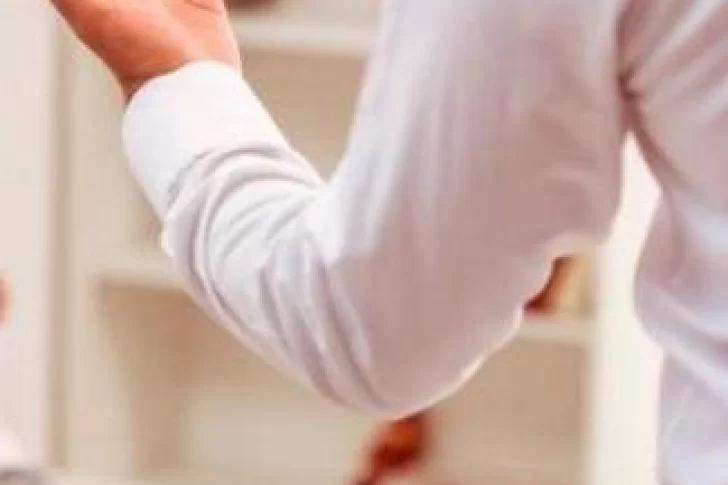 Agredió a su hija de 15 años mientras intentaba realizarle un aborto