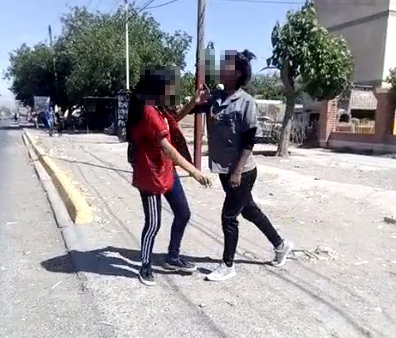 Una alumna le dio una brutal paliza a su compañera y todo quedó filmado Una alumna le dio una brutal paliza a su compañera y todo quedó filmado