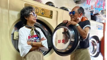 Se disfrazan con la ropa que se olvidan en su lavandería