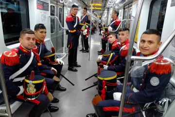La postal de los Granaderos en el subte que se volvió viral La postal de los Granaderos en el subte que se volvió viral