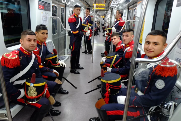 La postal de los Granaderos en el subte que se volvió viral La postal de los Granaderos en el subte que se volvió viral