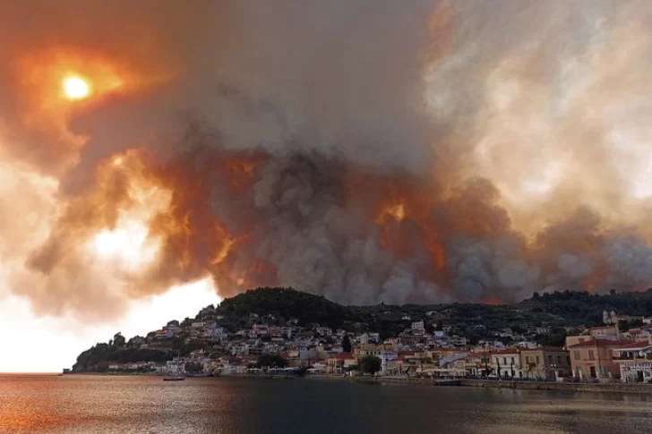 Unos 40 incendios devastan regiones enteras de Grecia y miles de personas son evacuadas