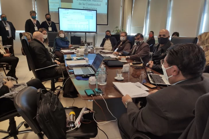 Gobierno y gremios docentes analizan un máximo de horas de clases a distancia y consultas