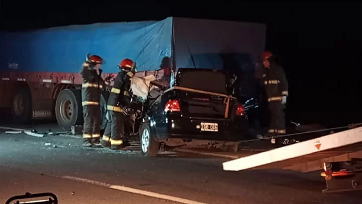 Viajaban a Corrientes y chocaron de lleno contra un camión: murió la familia entera Viajaban a Corrientes y chocaron de lleno contra un camión: murió la familia entera