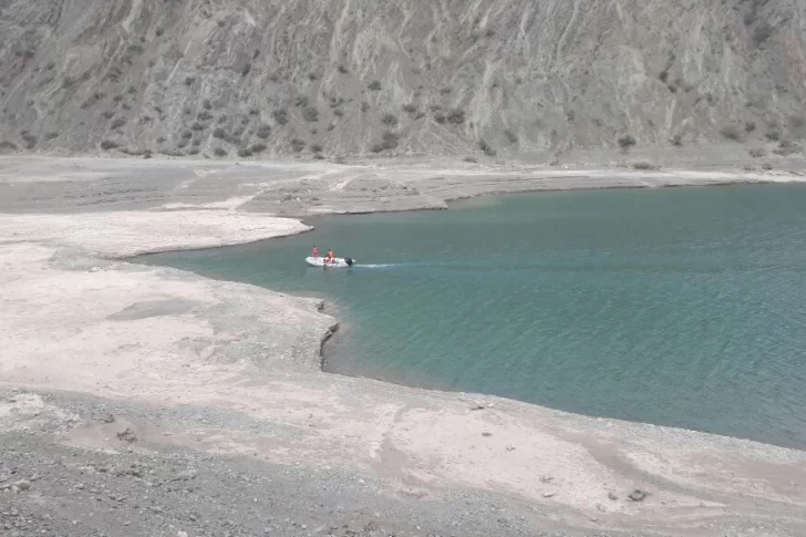Rescataron un guanaco del interior del Dique Punta Negra