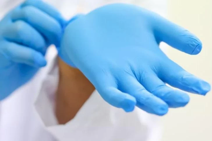 Expertos revelaron que los guantes no detienen la propagación del coronavirus